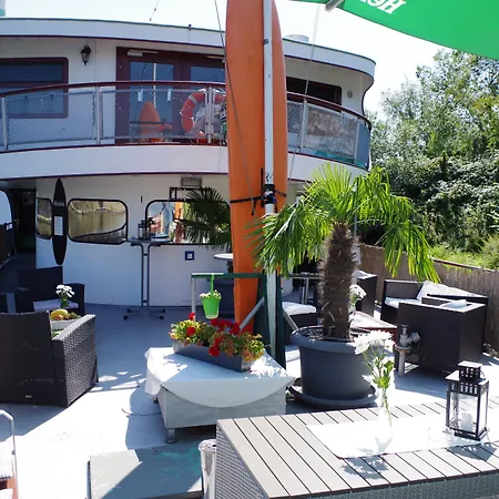 Schiffsherberge Poeppelmann Hotel en barco Dresde