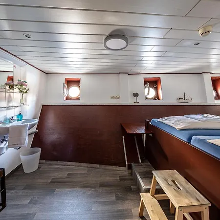 Schiffsherberge Poeppelmann Botel 2*