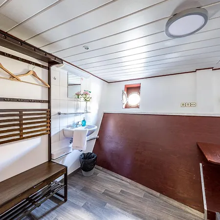 Botel Schiffsherberge Poeppelmann 2*