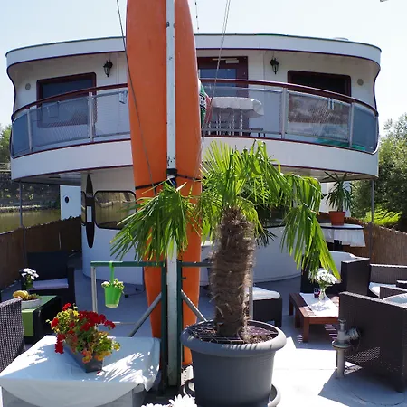 Botel Schiffsherberge Pöppelmann 2*